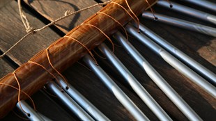 Kahverengi Elde Boyanmış Bambu Askılı Rüzgar Çanı (30 cm)